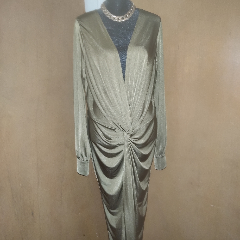 Boohoo deep v dress brand new